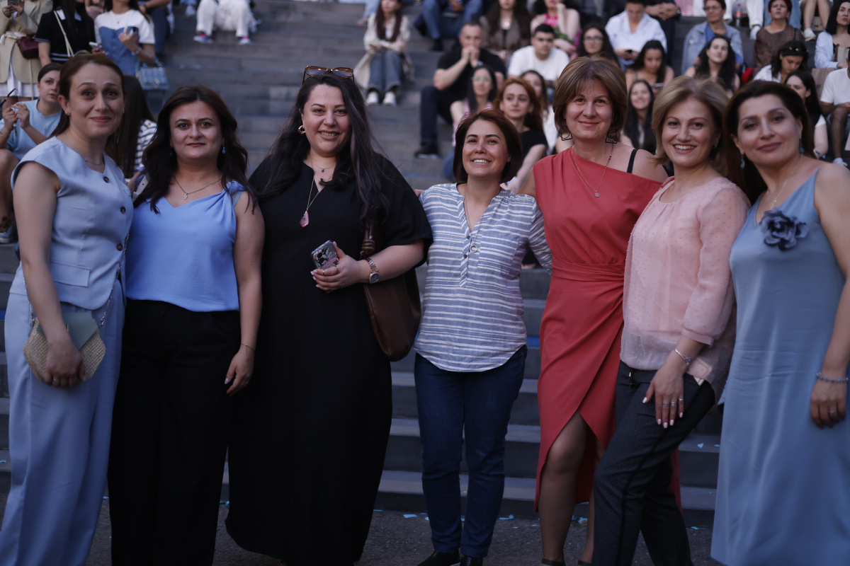 ԵՊՀ բոլոր շրջանավարտներին նվիրված տոնական միջոցառումն իրենց երաժշտական կատարումներով եզրափակեցին Արամ MP3-ն ու «Nemra» երաժշտական խումբը