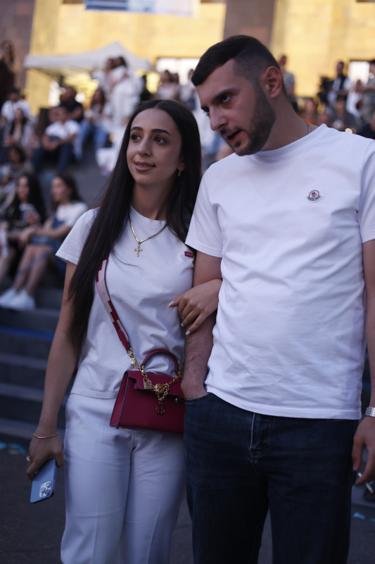 ԵՊՀ բոլոր շրջանավարտներին նվիրված տոնական միջոցառումն իրենց երաժշտական կատարումներով եզրափակեցին Արամ MP3-ն ու «Nemra» երաժշտական խումբը