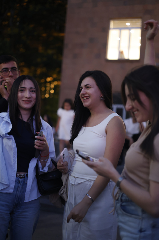 ԵՊՀ բոլոր շրջանավարտներին նվիրված տոնական միջոցառումն իրենց երաժշտական կատարումներով եզրափակեցին Արամ MP3-ն ու «Nemra» երաժշտական խումբը