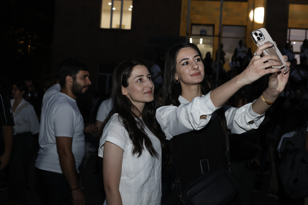 ԵՊՀ բոլոր շրջանավարտներին նվիրված տոնական միջոցառումն իրենց երաժշտական կատարումներով եզրափակեցին Արամ MP3-ն ու «Nemra» երաժշտական խումբը