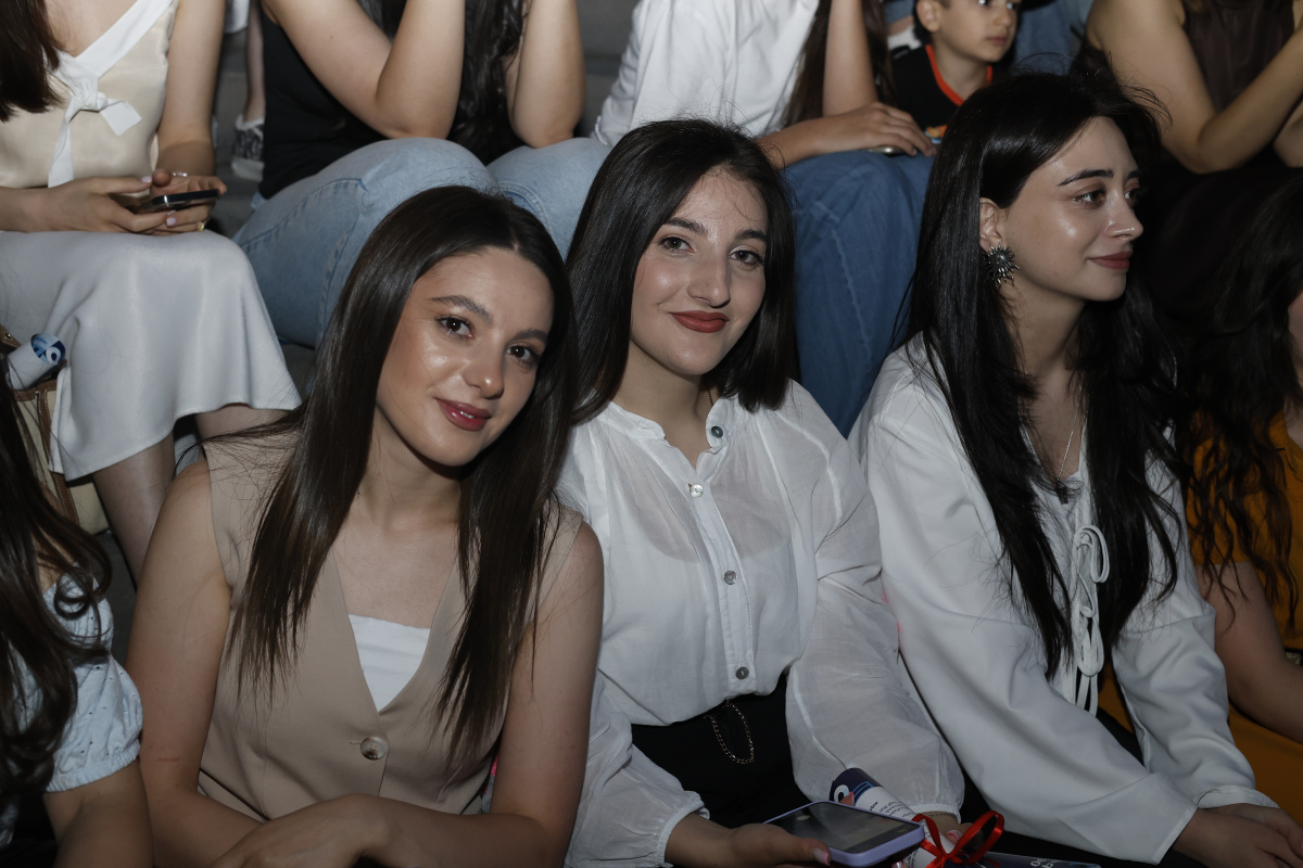 ԵՊՀ բոլոր շրջանավարտներին նվիրված տոնական միջոցառումն իրենց երաժշտական կատարումներով եզրափակեցին Արամ MP3-ն ու «Nemra» երաժշտական խումբը