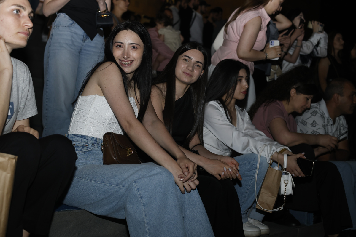 ԵՊՀ բոլոր շրջանավարտներին նվիրված տոնական միջոցառումն իրենց երաժշտական կատարումներով եզրափակեցին Արամ MP3-ն ու «Nemra» երաժշտական խումբը