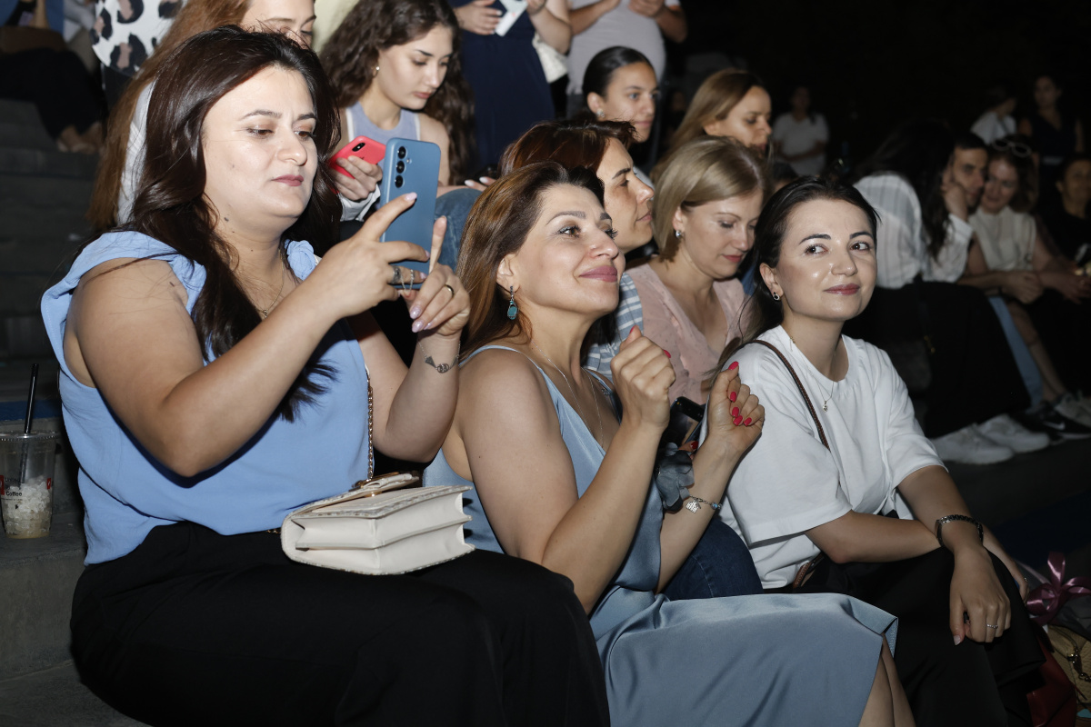 ԵՊՀ բոլոր շրջանավարտներին նվիրված տոնական միջոցառումն իրենց երաժշտական կատարումներով եզրափակեցին Արամ MP3-ն ու «Nemra» երաժշտական խումբը