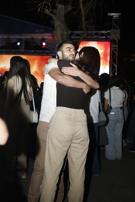 ԵՊՀ բոլոր շրջանավարտներին նվիրված տոնական միջոցառումն իրենց երաժշտական կատարումներով եզրափակեցին Արամ MP3-ն ու «Nemra» երաժշտական խումբը