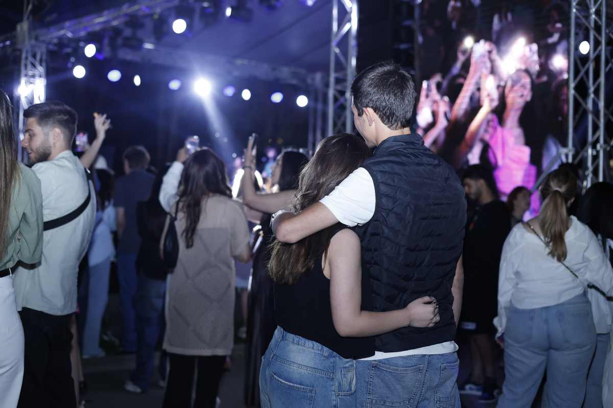 ԵՊՀ բոլոր շրջանավարտներին նվիրված տոնական միջոցառումն իրենց երաժշտական կատարումներով եզրափակեցին Արամ MP3-ն ու «Nemra» երաժշտական խումբը