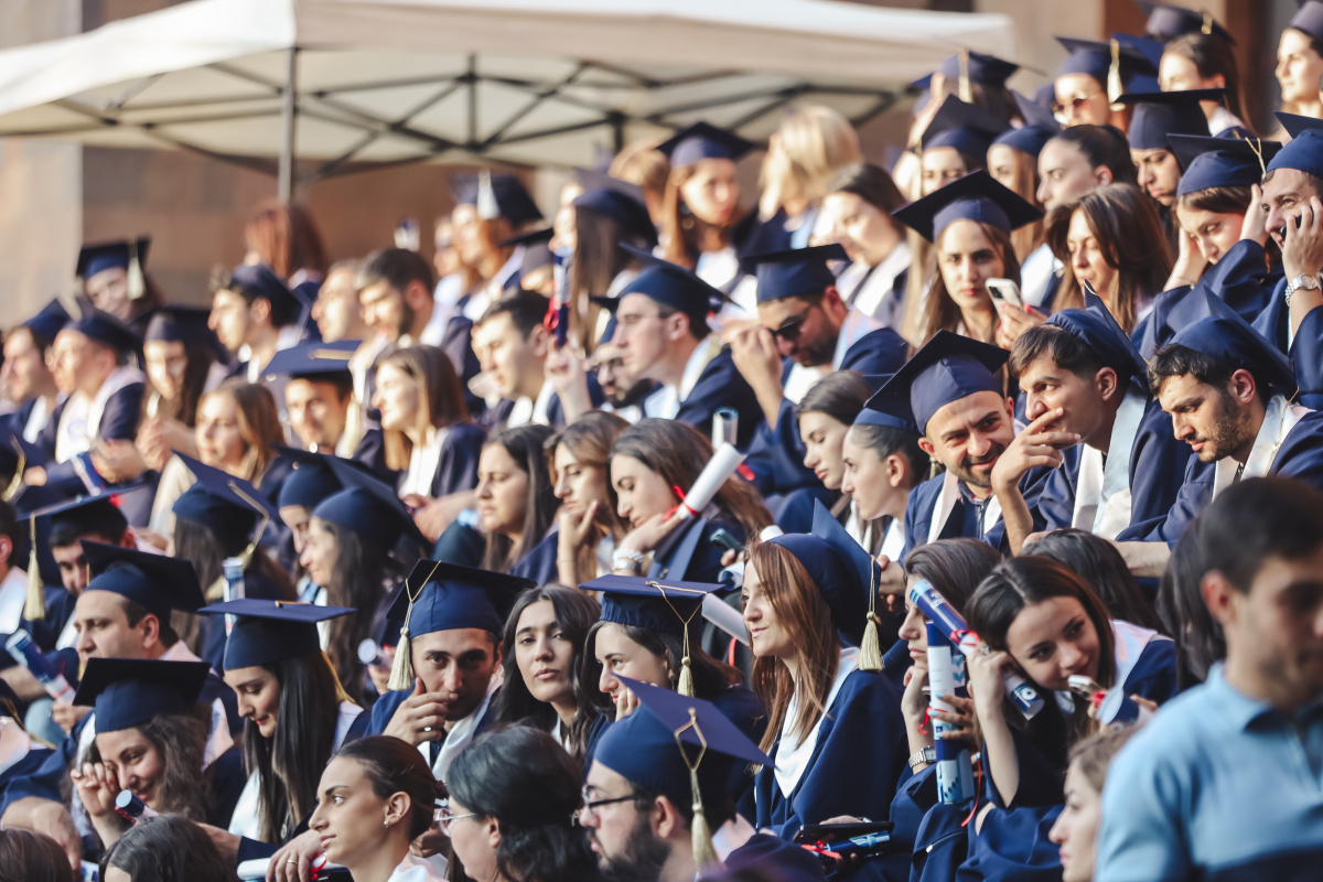 ԵՊՀ-ում տեղի ունեցավ համալսարանի շրջանավարտների ավարտական հանդիսավոր միջոցառումը, որը մասնագիտական կյանք թևակոխելու և համալսարանի հետ առավել սերտ համագործակցելու նոր մեկնարկ է: