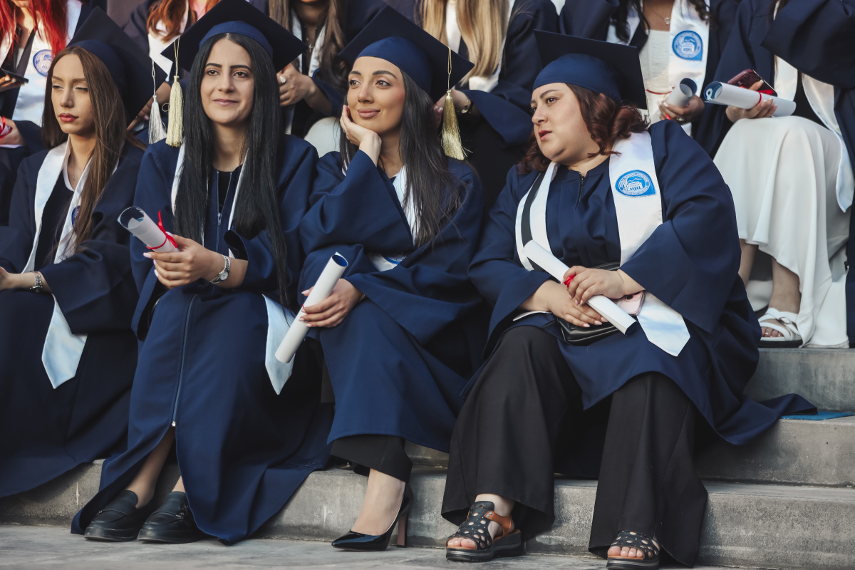 ԵՊՀ-ում տեղի ունեցավ համալսարանի շրջանավարտների ավարտական հանդիսավոր միջոցառումը, որը մասնագիտական կյանք թևակոխելու և համալսարանի հետ առավել սերտ համագործակցելու նոր մեկնարկ է: