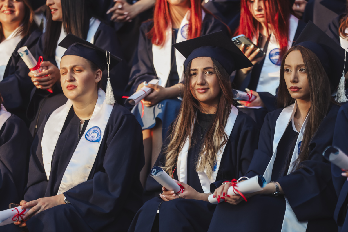 ԵՊՀ-ում տեղի ունեցավ համալսարանի շրջանավարտների ավարտական հանդիսավոր միջոցառումը, որը մասնագիտական կյանք թևակոխելու և համալսարանի հետ առավել սերտ համագործակցելու նոր մեկնարկ է: