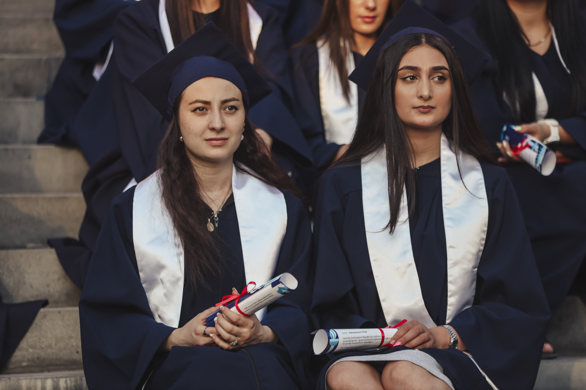 ԵՊՀ-ում տեղի ունեցավ համալսարանի շրջանավարտների ավարտական հանդիսավոր միջոցառումը, որը մասնագիտական կյանք թևակոխելու և համալսարանի հետ առավել սերտ համագործակցելու նոր մեկնարկ է: