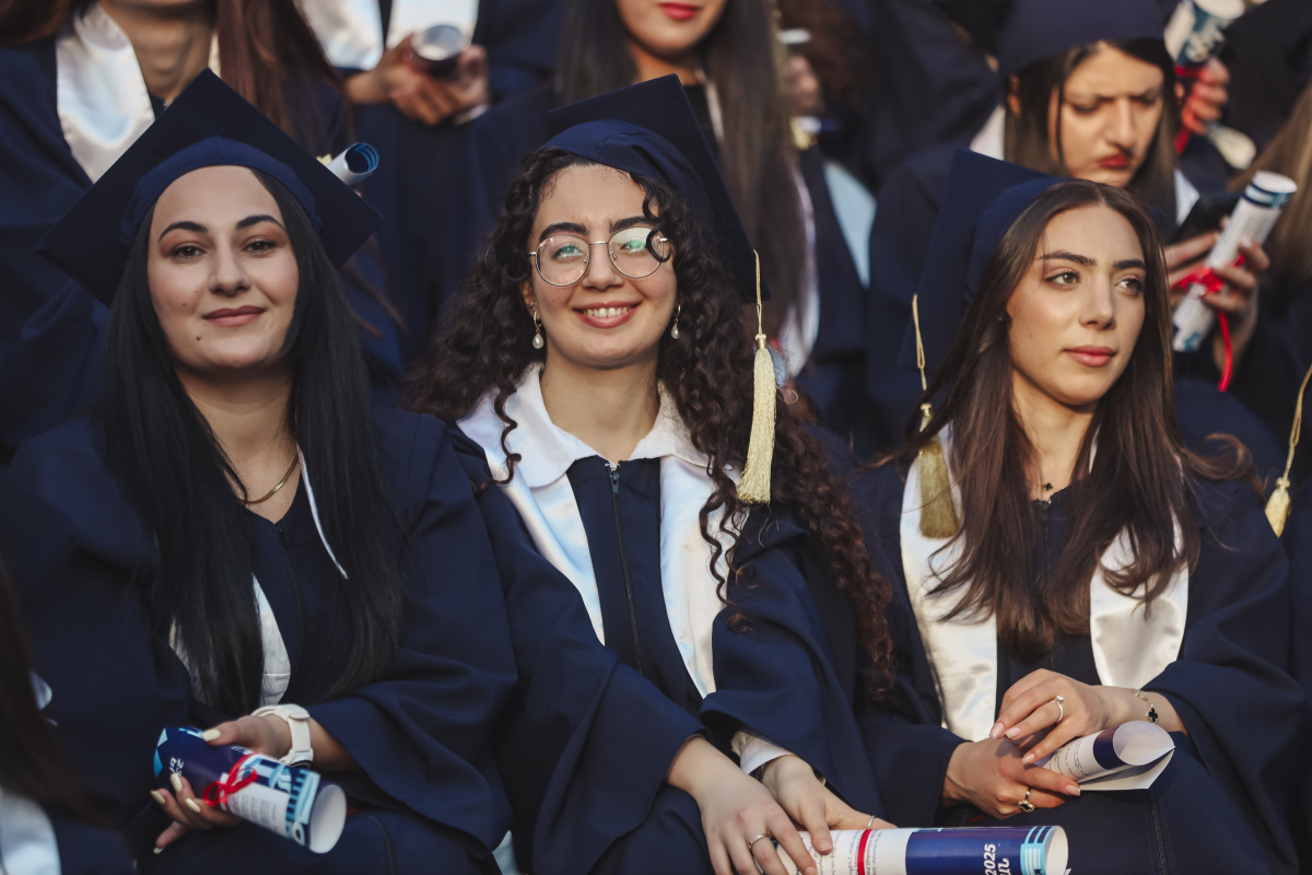 ԵՊՀ-ում տեղի ունեցավ համալսարանի շրջանավարտների ավարտական հանդիսավոր միջոցառումը, որը մասնագիտական կյանք թևակոխելու և համալսարանի հետ առավել սերտ համագործակցելու նոր մեկնարկ է: