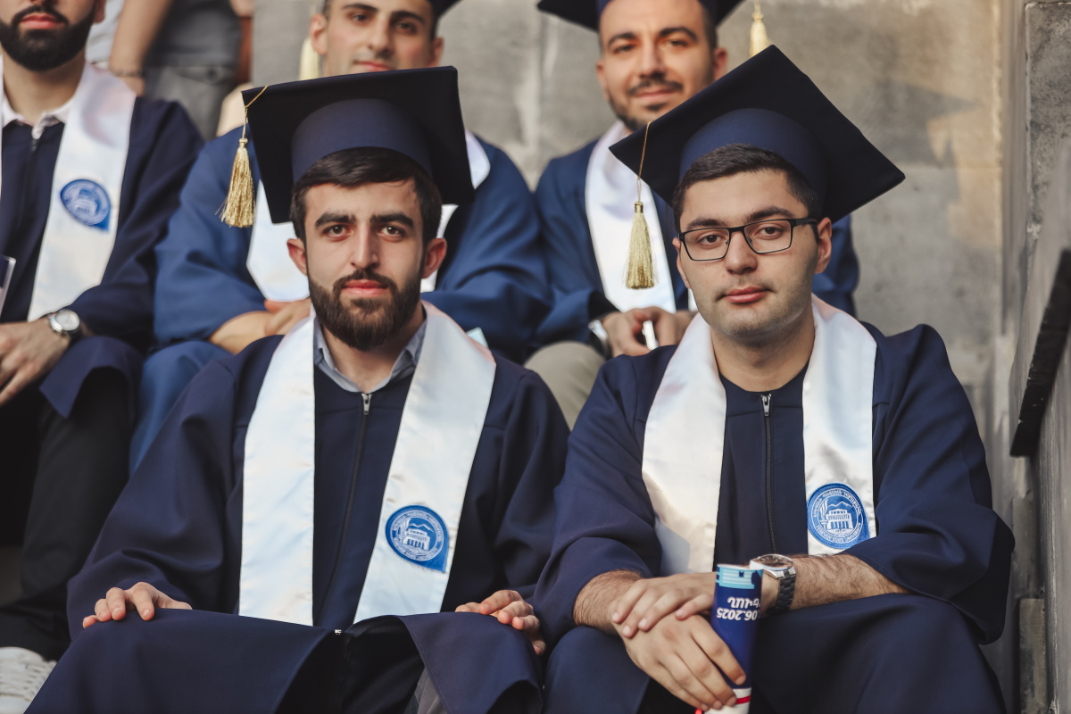 ԵՊՀ-ում տեղի ունեցավ համալսարանի շրջանավարտների ավարտական հանդիսավոր միջոցառումը, որը մասնագիտական կյանք թևակոխելու և համալսարանի հետ առավել սերտ համագործակցելու նոր մեկնարկ է: