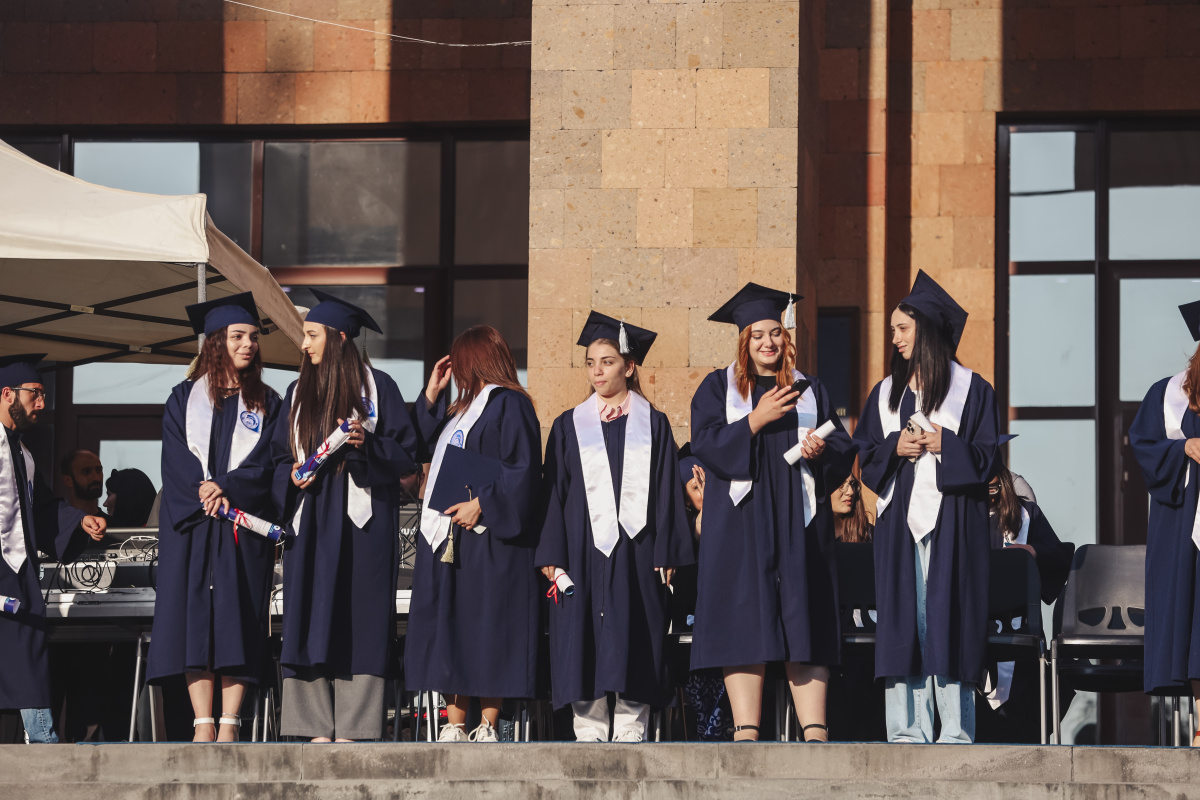 ԵՊՀ-ում տեղի ունեցավ համալսարանի շրջանավարտների ավարտական հանդիսավոր միջոցառումը, որը մասնագիտական կյանք թևակոխելու և համալսարանի հետ առավել սերտ համագործակցելու նոր մեկնարկ է: