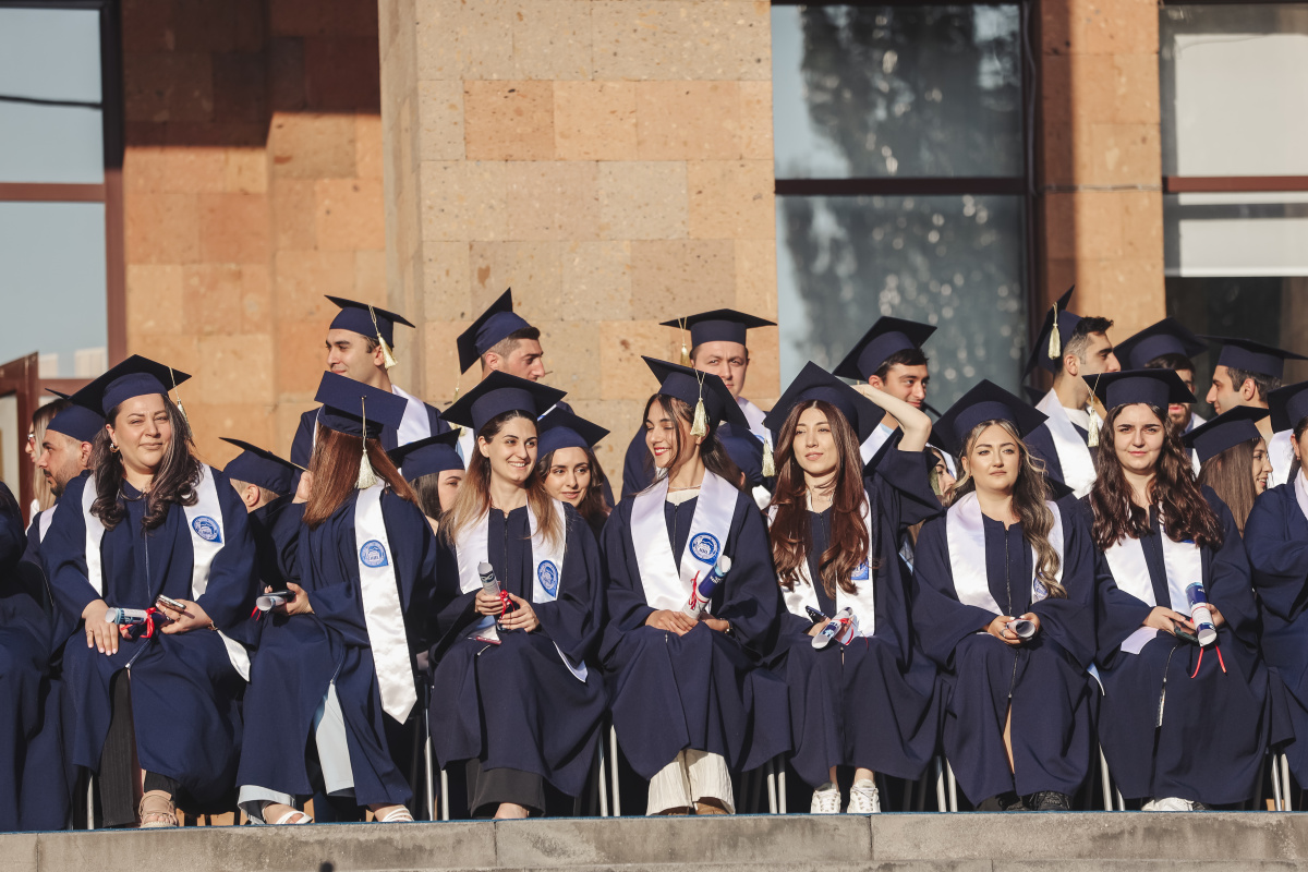 ԵՊՀ-ում տեղի ունեցավ համալսարանի շրջանավարտների ավարտական հանդիսավոր միջոցառումը, որը մասնագիտական կյանք թևակոխելու և համալսարանի հետ առավել սերտ համագործակցելու նոր մեկնարկ է: