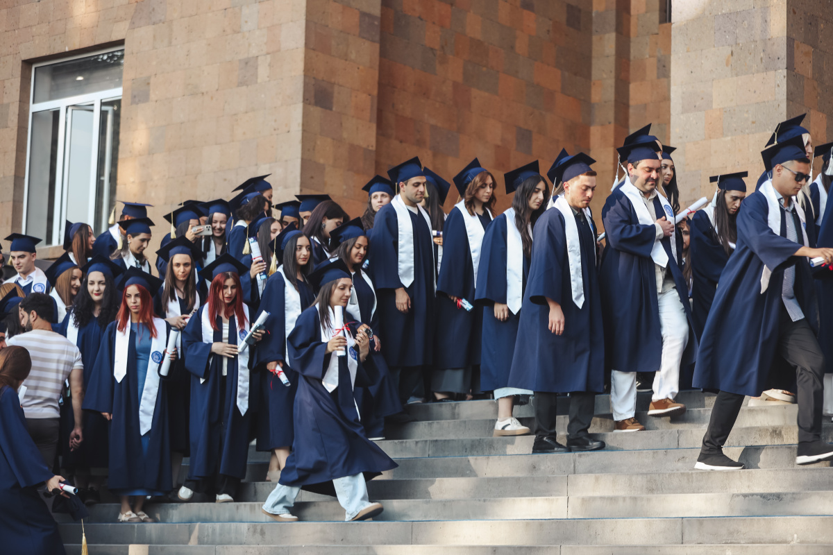 ԵՊՀ-ում տեղի ունեցավ համալսարանի շրջանավարտների ավարտական հանդիսավոր միջոցառումը, որը մասնագիտական կյանք թևակոխելու և համալսարանի հետ առավել սերտ համագործակցելու նոր մեկնարկ է: