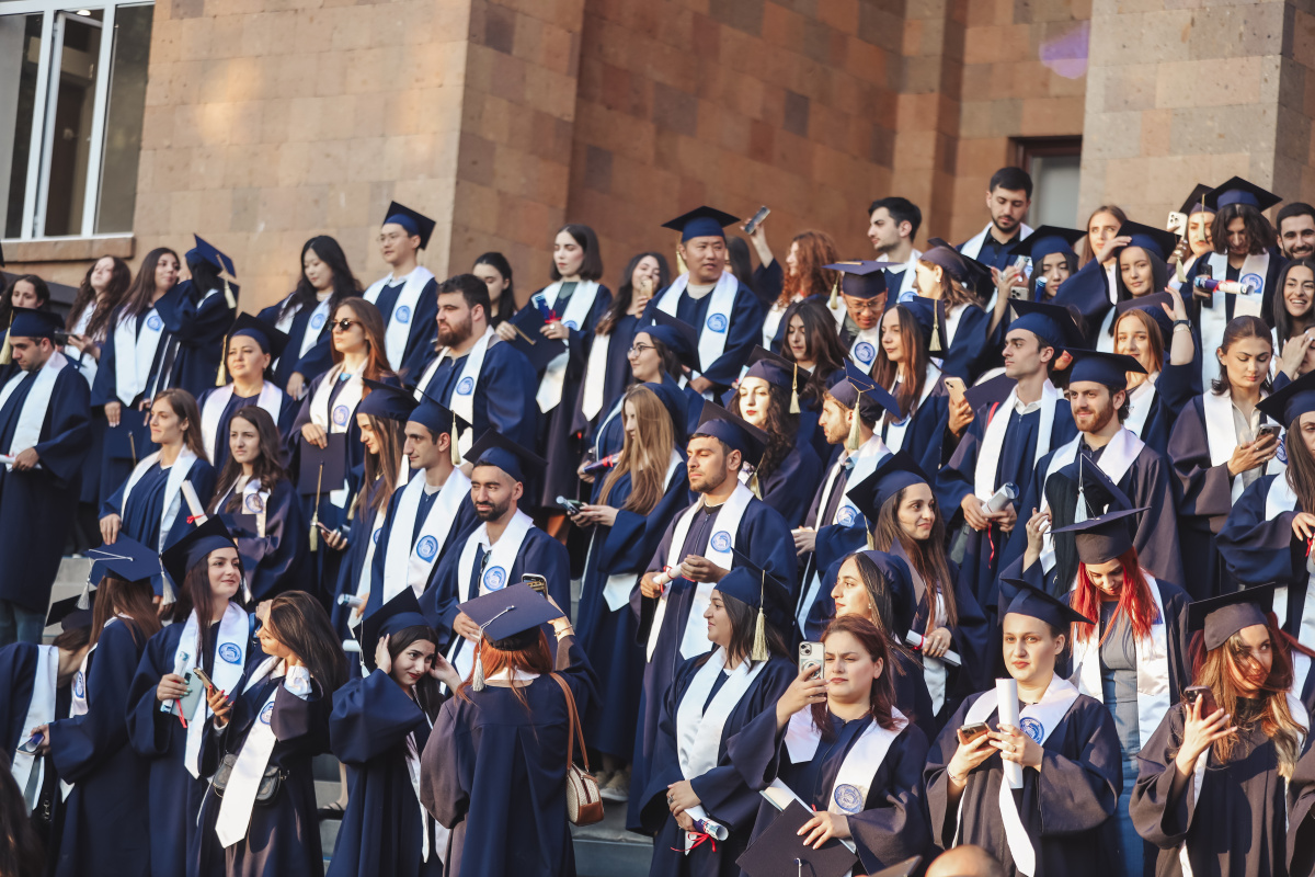 ԵՊՀ-ում տեղի ունեցավ համալսարանի շրջանավարտների ավարտական հանդիսավոր միջոցառումը, որը մասնագիտական կյանք թևակոխելու և համալսարանի հետ առավել սերտ համագործակցելու նոր մեկնարկ է: