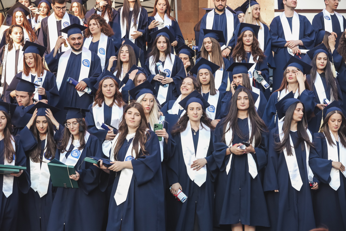 ԵՊՀ-ում տեղի ունեցավ համալսարանի շրջանավարտների ավարտական հանդիսավոր միջոցառումը, որը մասնագիտական կյանք թևակոխելու և համալսարանի հետ առավել սերտ համագործակցելու նոր մեկնարկ է: