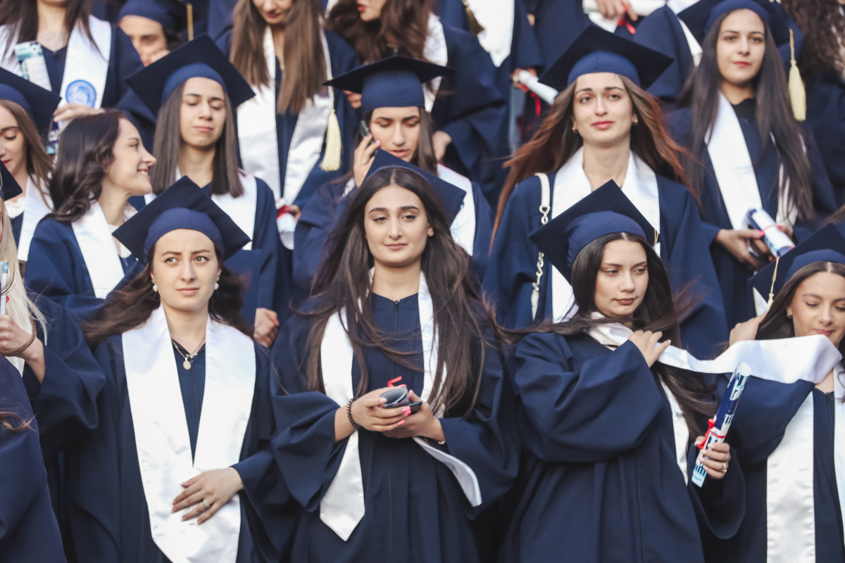 ԵՊՀ-ում տեղի ունեցավ համալսարանի շրջանավարտների ավարտական հանդիսավոր միջոցառումը, որը մասնագիտական կյանք թևակոխելու և համալսարանի հետ առավել սերտ համագործակցելու նոր մեկնարկ է: