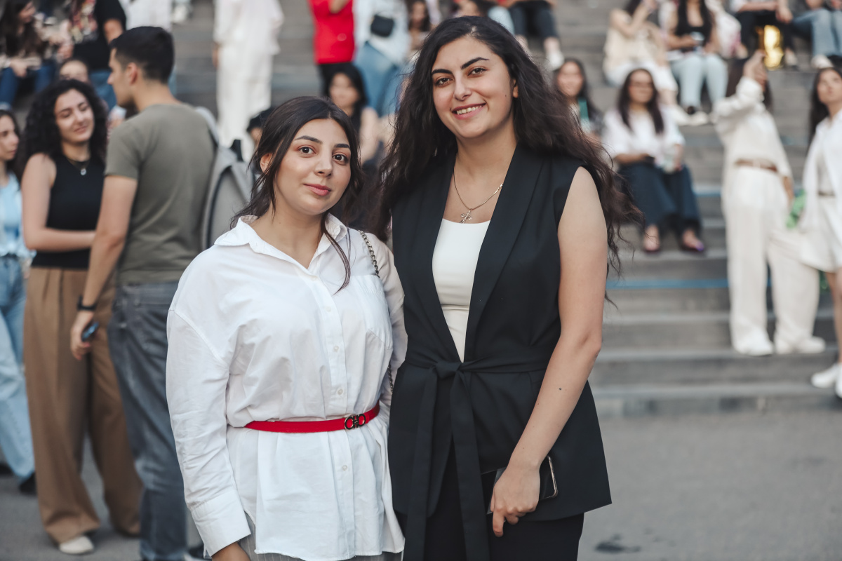 ԵՊՀ բոլոր շրջանավարտներին նվիրված տոնական միջոցառումն իրենց երաժշտական կատարումներով եզրափակեցին Արամ MP3-ն ու «Nemra» երաժշտական խումբը