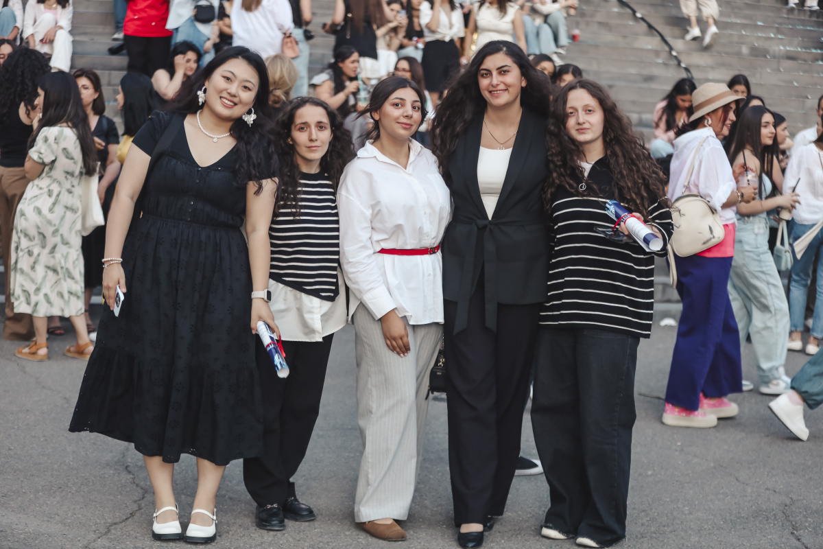 ԵՊՀ բոլոր շրջանավարտներին նվիրված տոնական միջոցառումն իրենց երաժշտական կատարումներով եզրափակեցին Արամ MP3-ն ու «Nemra» երաժշտական խումբը