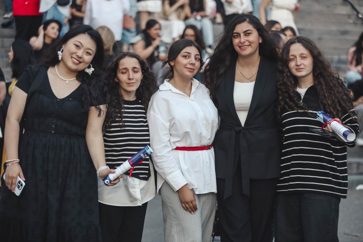 ԵՊՀ բոլոր շրջանավարտներին նվիրված տոնական միջոցառումն իրենց երաժշտական կատարումներով եզրափակեցին Արամ MP3-ն ու «Nemra» երաժշտական խումբը