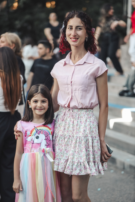 ԵՊՀ բոլոր շրջանավարտներին նվիրված տոնական միջոցառումն իրենց երաժշտական կատարումներով եզրափակեցին Արամ MP3-ն ու «Nemra» երաժշտական խումբը