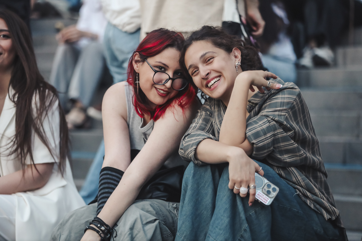 ԵՊՀ բոլոր շրջանավարտներին նվիրված տոնական միջոցառումն իրենց երաժշտական կատարումներով եզրափակեցին Արամ MP3-ն ու «Nemra» երաժշտական խումբը