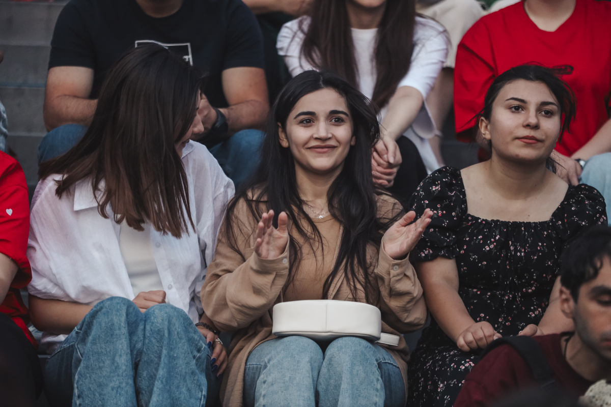 ԵՊՀ բոլոր շրջանավարտներին նվիրված տոնական միջոցառումն իրենց երաժշտական կատարումներով եզրափակեցին Արամ MP3-ն ու «Nemra» երաժշտական խումբը