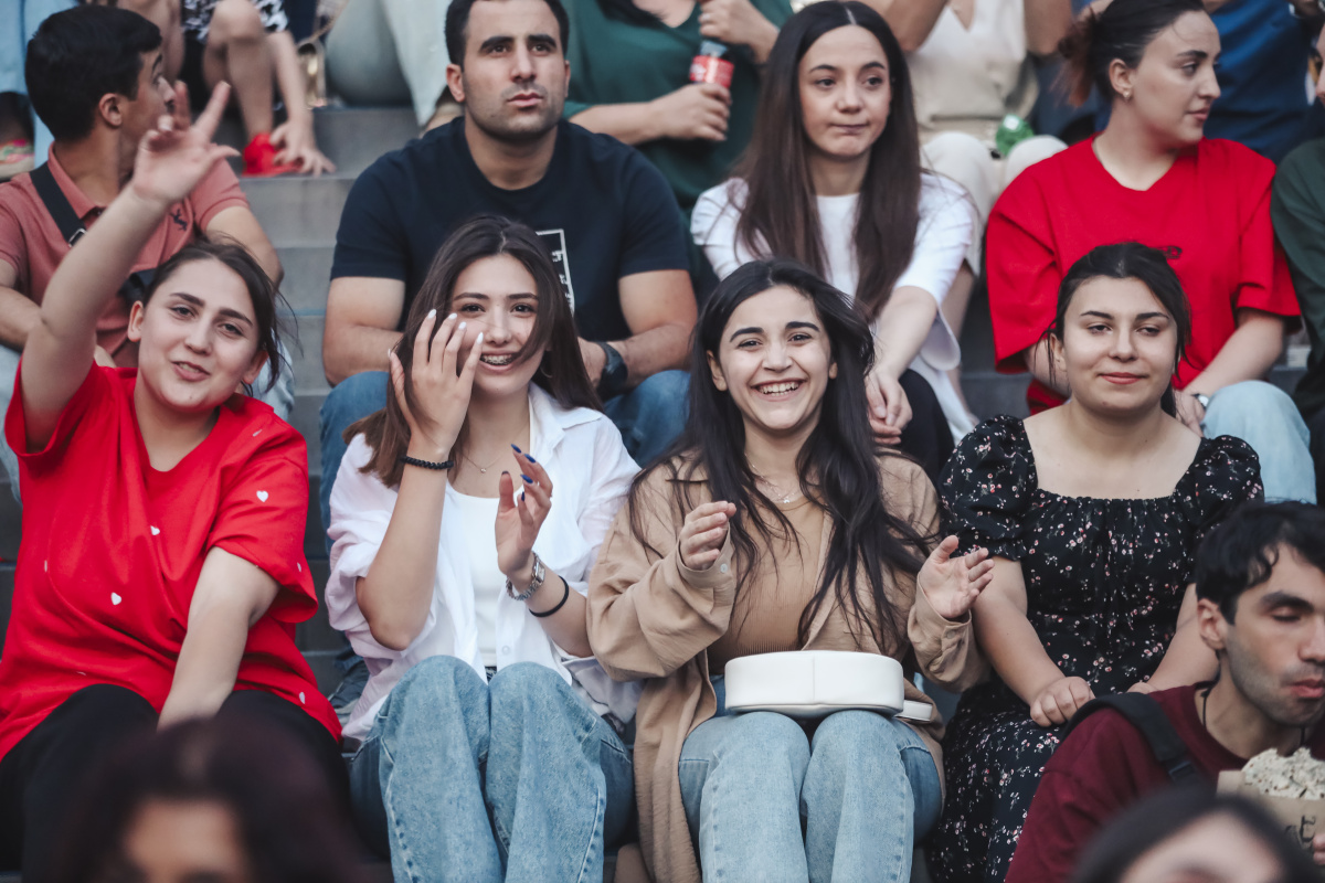 ԵՊՀ բոլոր շրջանավարտներին նվիրված տոնական միջոցառումն իրենց երաժշտական կատարումներով եզրափակեցին Արամ MP3-ն ու «Nemra» երաժշտական խումբը