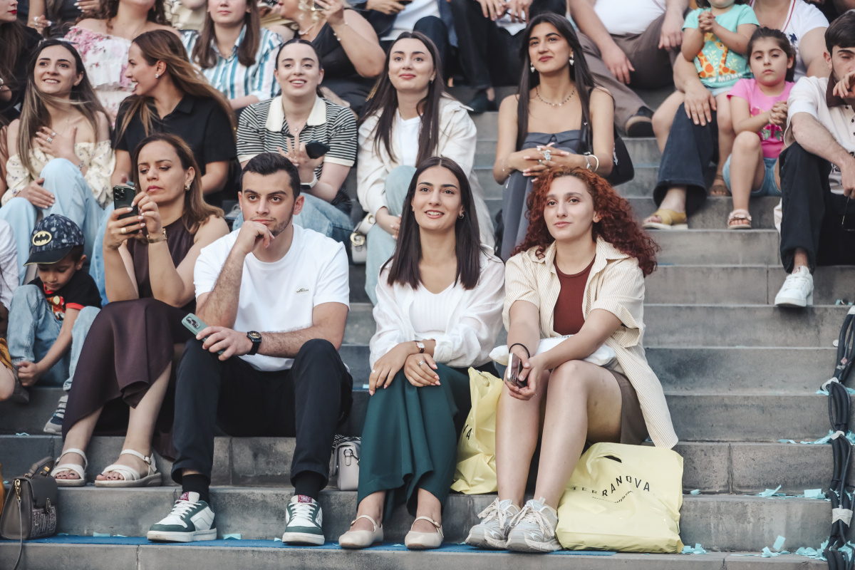 ԵՊՀ բոլոր շրջանավարտներին նվիրված տոնական միջոցառումն իրենց երաժշտական կատարումներով եզրափակեցին Արամ MP3-ն ու «Nemra» երաժշտական խումբը