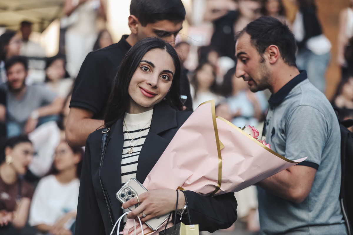 ԵՊՀ բոլոր շրջանավարտներին նվիրված տոնական միջոցառումն իրենց երաժշտական կատարումներով եզրափակեցին Արամ MP3-ն ու «Nemra» երաժշտական խումբը