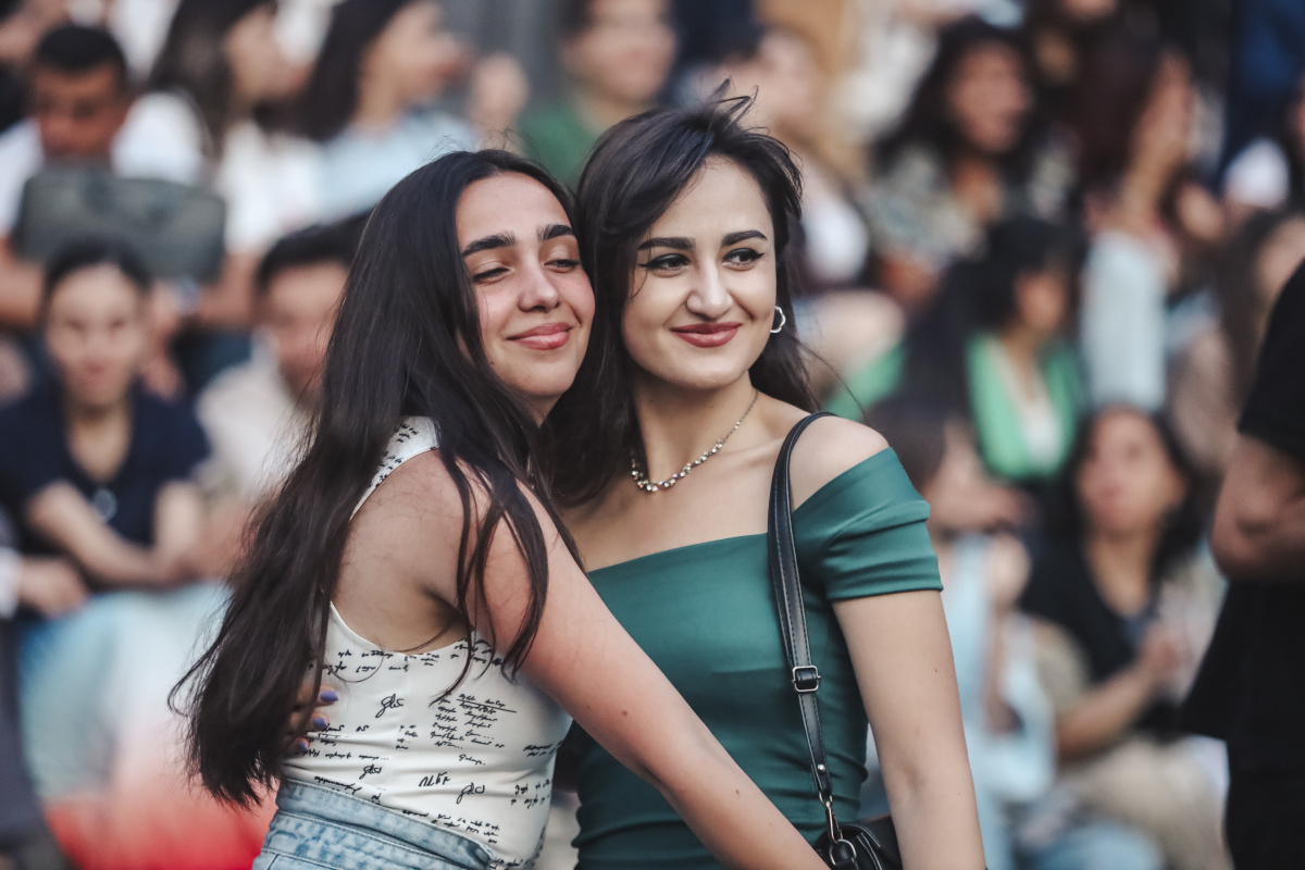 ԵՊՀ բոլոր շրջանավարտներին նվիրված տոնական միջոցառումն իրենց երաժշտական կատարումներով եզրափակեցին Արամ MP3-ն ու «Nemra» երաժշտական խումբը