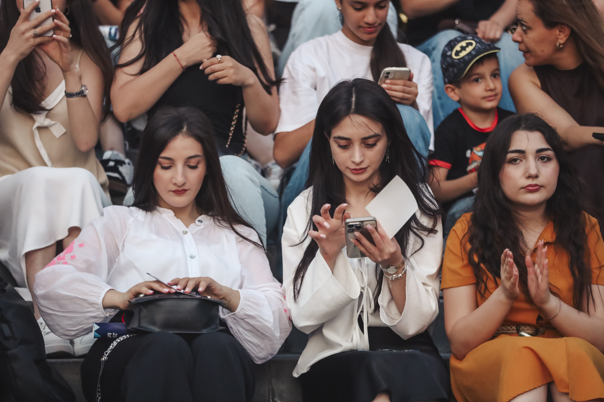 ԵՊՀ բոլոր շրջանավարտներին նվիրված տոնական միջոցառումն իրենց երաժշտական կատարումներով եզրափակեցին Արամ MP3-ն ու «Nemra» երաժշտական խումբը