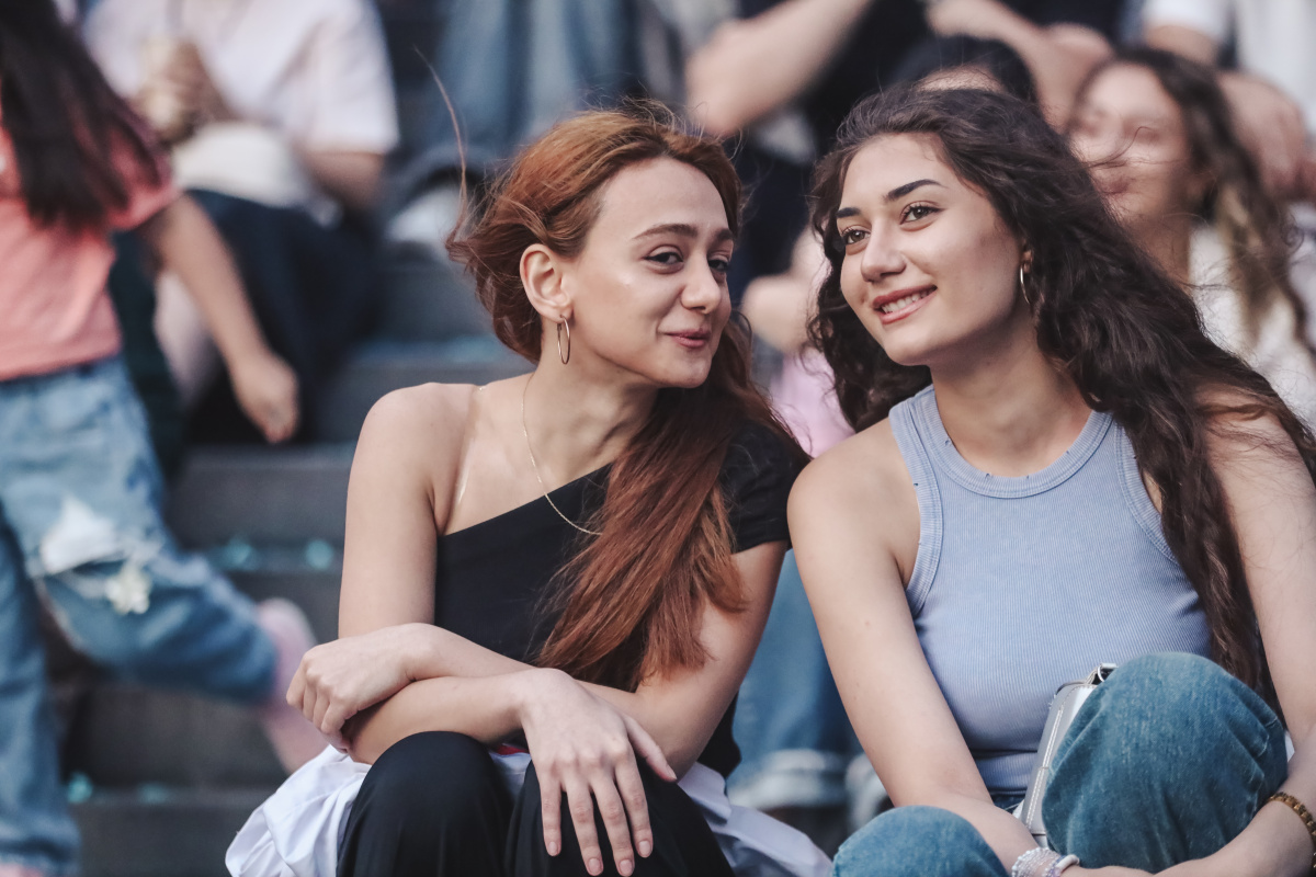 ԵՊՀ բոլոր շրջանավարտներին նվիրված տոնական միջոցառումն իրենց երաժշտական կատարումներով եզրափակեցին Արամ MP3-ն ու «Nemra» երաժշտական խումբը