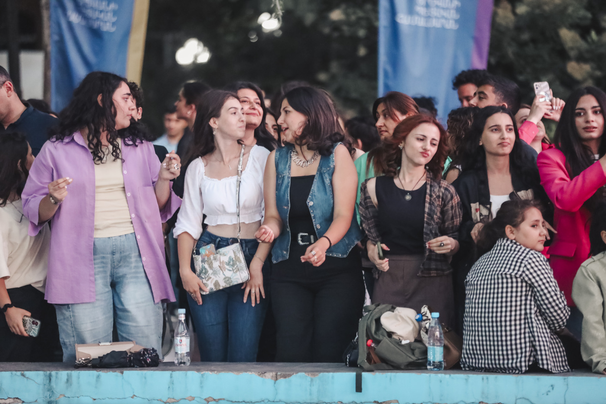 ԵՊՀ բոլոր շրջանավարտներին նվիրված տոնական միջոցառումն իրենց երաժշտական կատարումներով եզրափակեցին Արամ MP3-ն ու «Nemra» երաժշտական խումբը