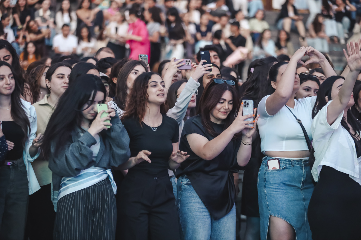 ԵՊՀ բոլոր շրջանավարտներին նվիրված տոնական միջոցառումն իրենց երաժշտական կատարումներով եզրափակեցին Արամ MP3-ն ու «Nemra» երաժշտական խումբը