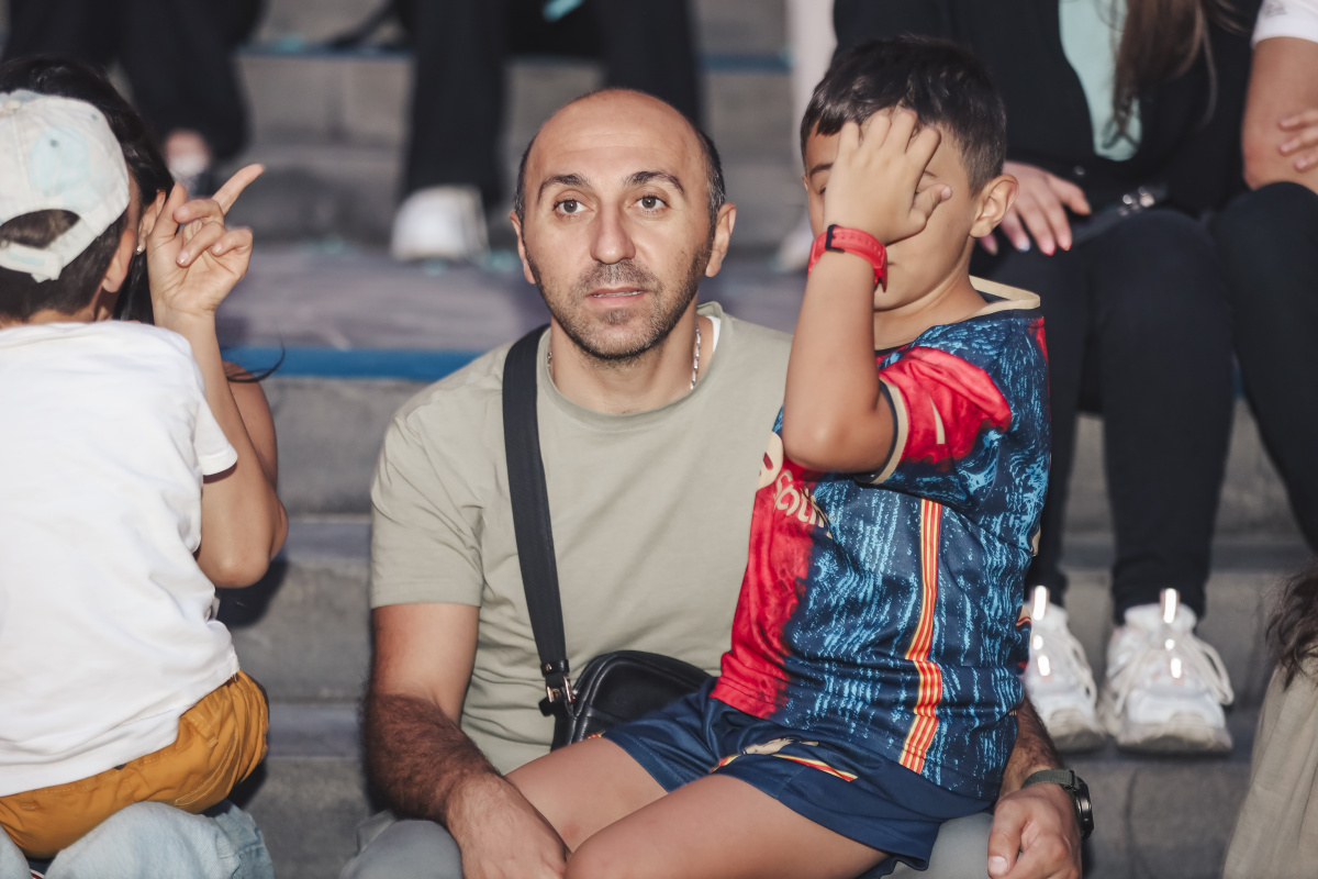 ԵՊՀ բոլոր շրջանավարտներին նվիրված տոնական միջոցառումն իրենց երաժշտական կատարումներով եզրափակեցին Արամ MP3-ն ու «Nemra» երաժշտական խումբը