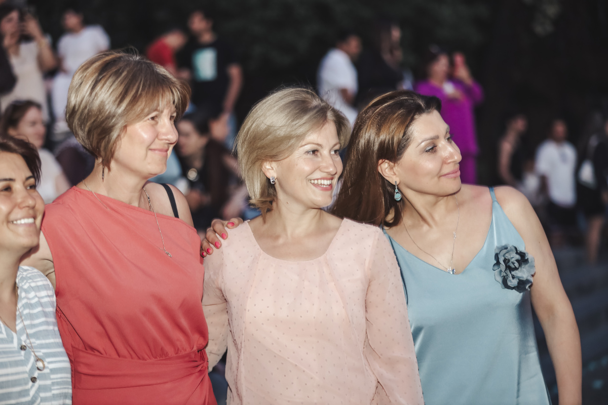 ԵՊՀ բոլոր շրջանավարտներին նվիրված տոնական միջոցառումն իրենց երաժշտական կատարումներով եզրափակեցին Արամ MP3-ն ու «Nemra» երաժշտական խումբը