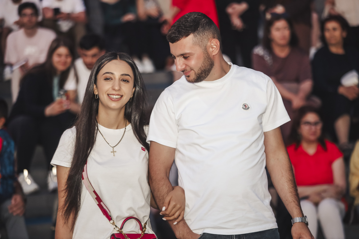 ԵՊՀ բոլոր շրջանավարտներին նվիրված տոնական միջոցառումն իրենց երաժշտական կատարումներով եզրափակեցին Արամ MP3-ն ու «Nemra» երաժշտական խումբը