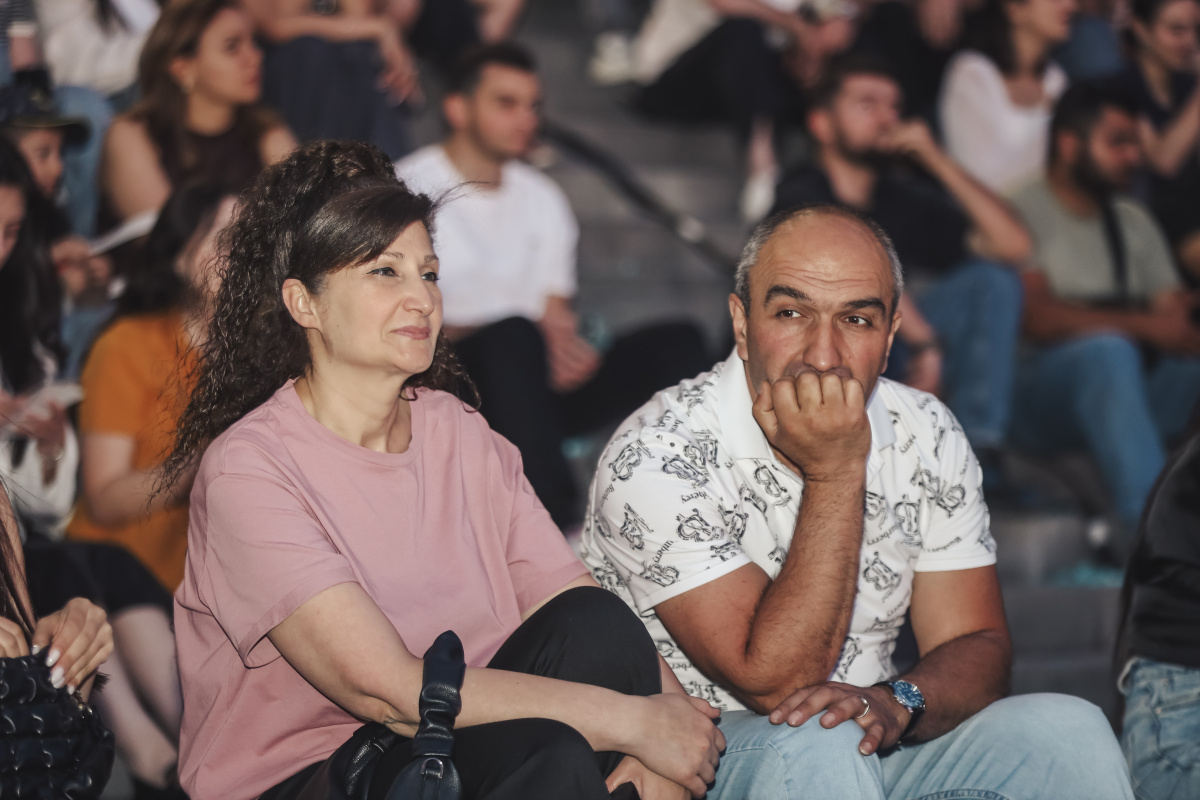 ԵՊՀ բոլոր շրջանավարտներին նվիրված տոնական միջոցառումն իրենց երաժշտական կատարումներով եզրափակեցին Արամ MP3-ն ու «Nemra» երաժշտական խումբը