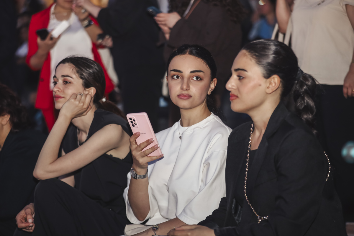 ԵՊՀ բոլոր շրջանավարտներին նվիրված տոնական միջոցառումն իրենց երաժշտական կատարումներով եզրափակեցին Արամ MP3-ն ու «Nemra» երաժշտական խումբը