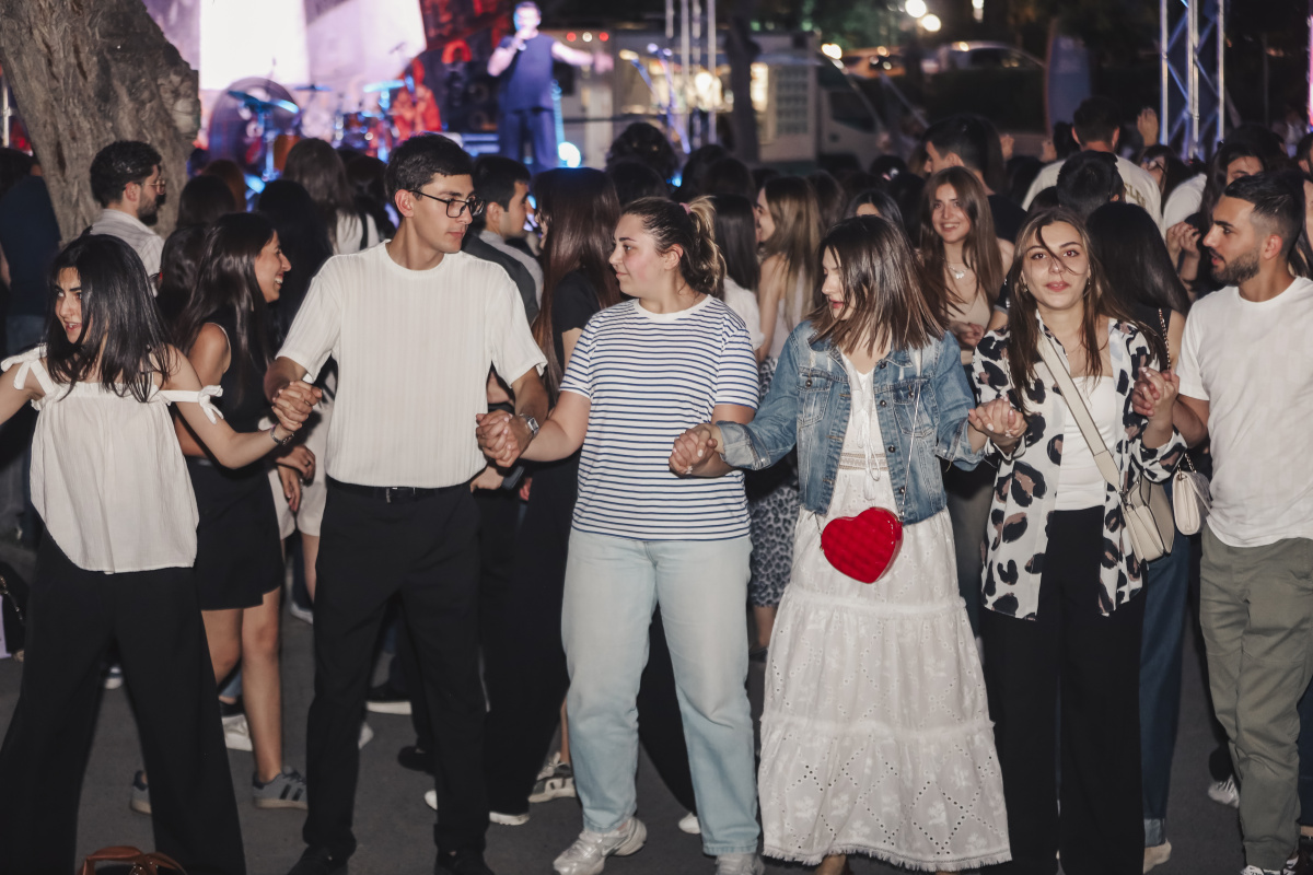 ԵՊՀ բոլոր շրջանավարտներին նվիրված տոնական միջոցառումն իրենց երաժշտական կատարումներով եզրափակեցին Արամ MP3-ն ու «Nemra» երաժշտական խումբը