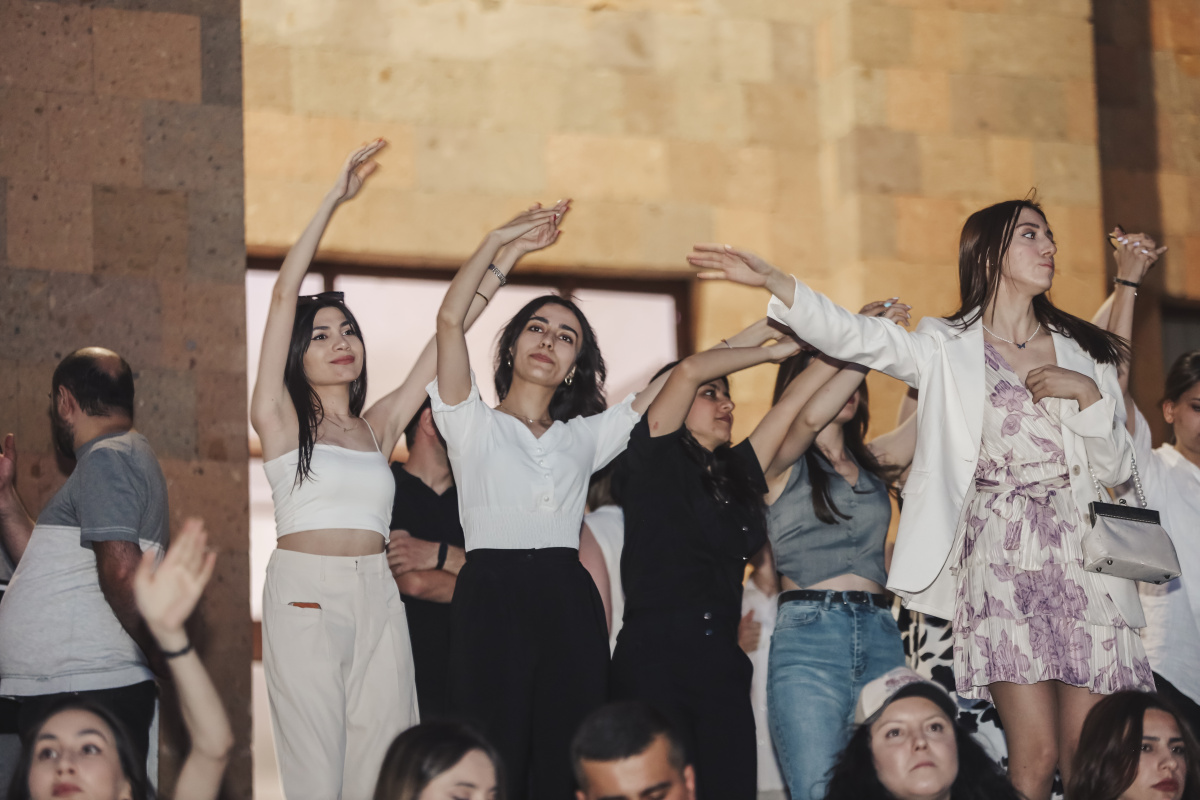 ԵՊՀ բոլոր շրջանավարտներին նվիրված տոնական միջոցառումն իրենց երաժշտական կատարումներով եզրափակեցին Արամ MP3-ն ու «Nemra» երաժշտական խումբը