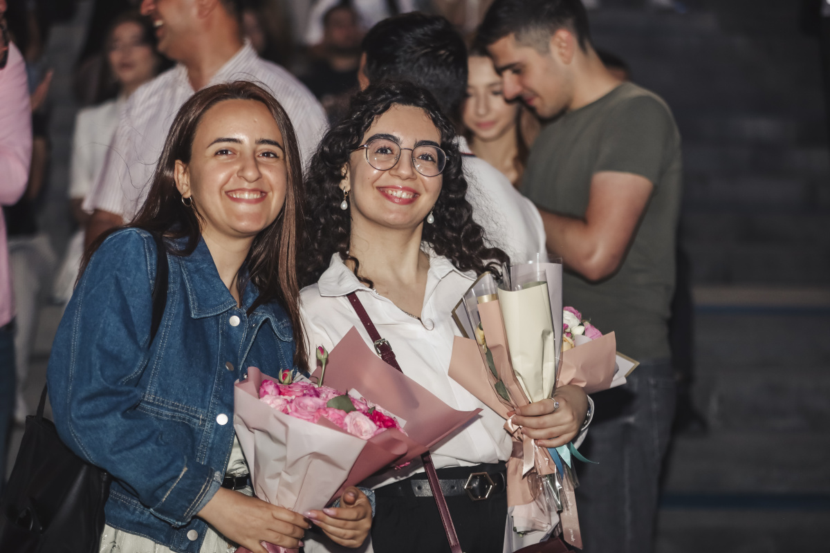 ԵՊՀ բոլոր շրջանավարտներին նվիրված տոնական միջոցառումն իրենց երաժշտական կատարումներով եզրափակեցին Արամ MP3-ն ու «Nemra» երաժշտական խումբը