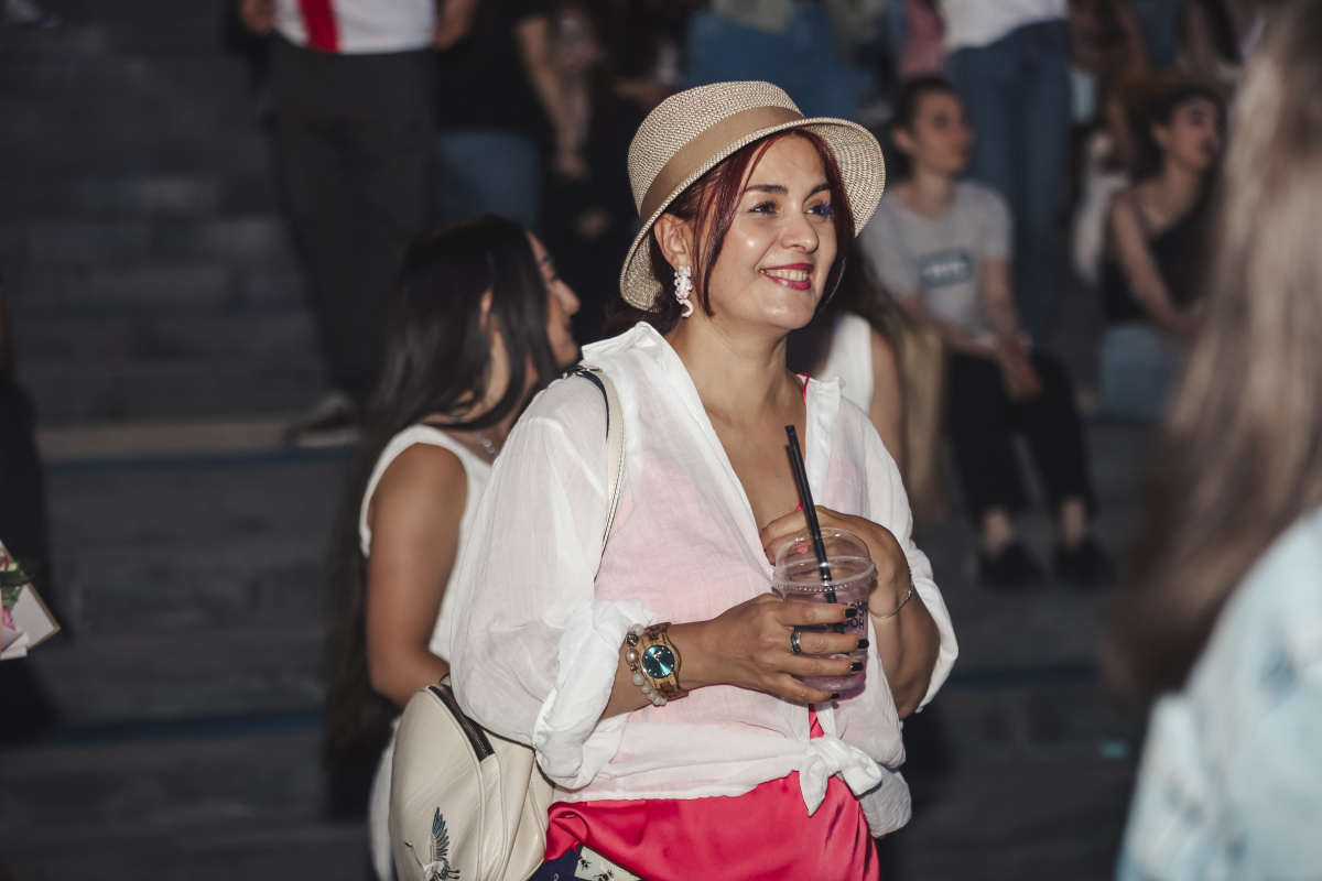 ԵՊՀ բոլոր շրջանավարտներին նվիրված տոնական միջոցառումն իրենց երաժշտական կատարումներով եզրափակեցին Արամ MP3-ն ու «Nemra» երաժշտական խումբը