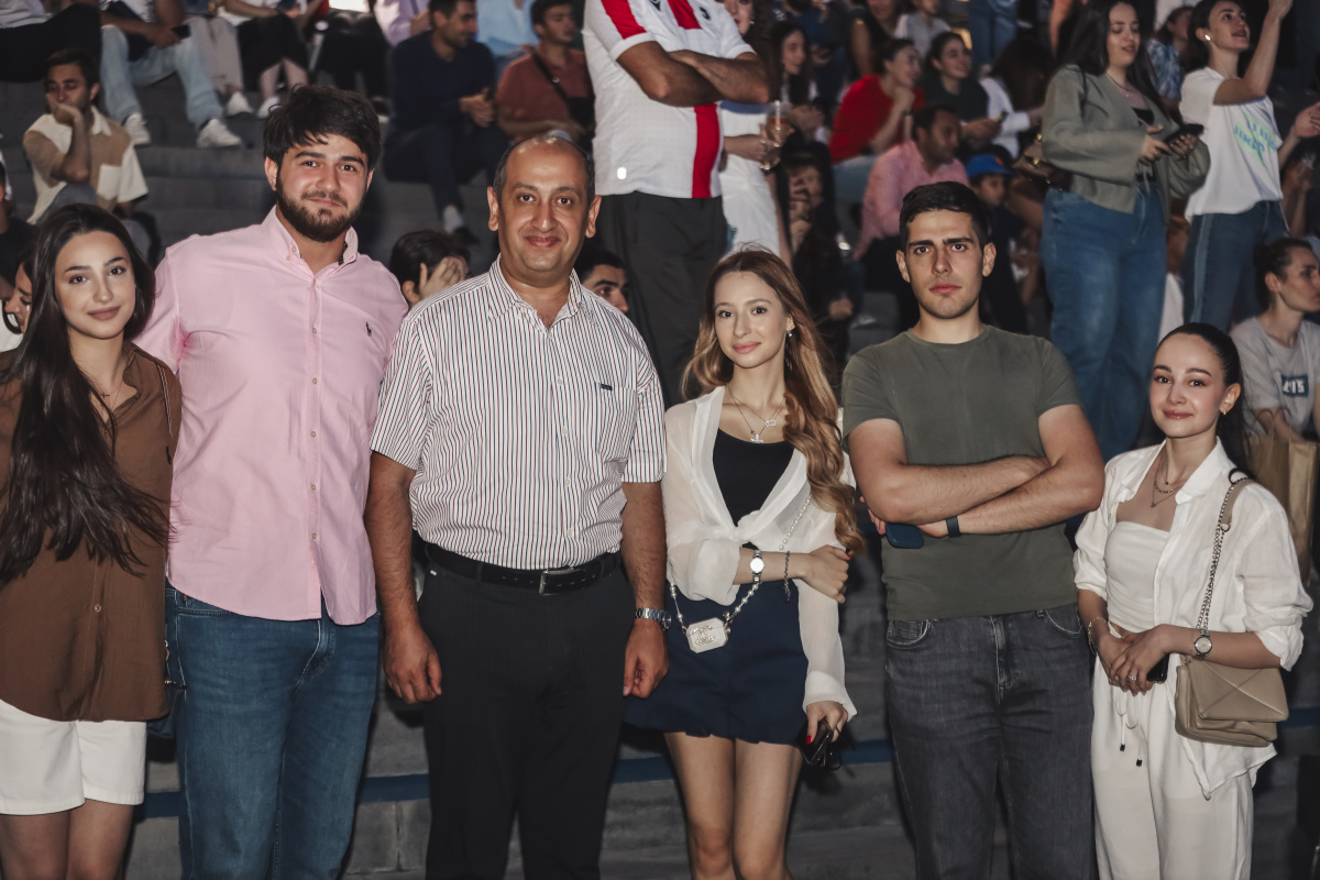 ԵՊՀ բոլոր շրջանավարտներին նվիրված տոնական միջոցառումն իրենց երաժշտական կատարումներով եզրափակեցին Արամ MP3-ն ու «Nemra» երաժշտական խումբը