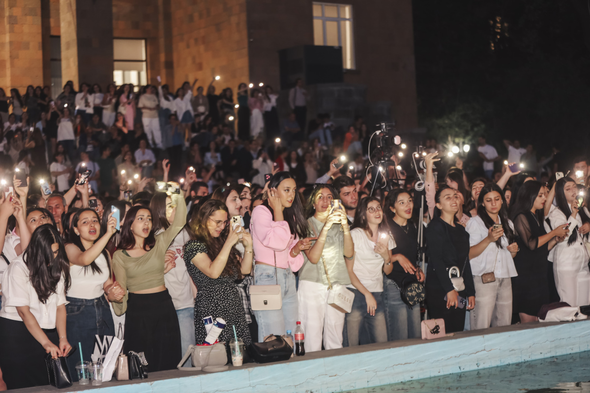 ԵՊՀ բոլոր շրջանավարտներին նվիրված տոնական միջոցառումն իրենց երաժշտական կատարումներով եզրափակեցին Արամ MP3-ն ու «Nemra» երաժշտական խումբը