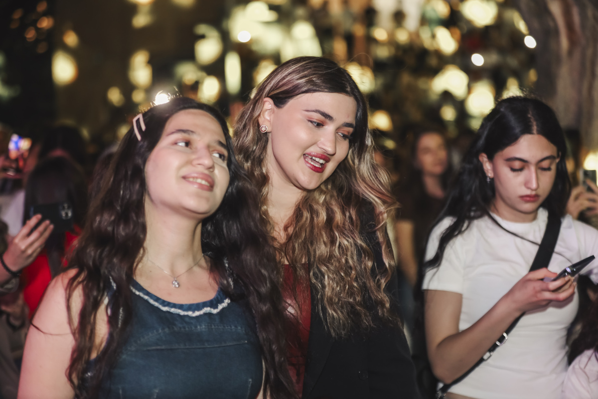 ԵՊՀ բոլոր շրջանավարտներին նվիրված տոնական միջոցառումն իրենց երաժշտական կատարումներով եզրափակեցին Արամ MP3-ն ու «Nemra» երաժշտական խումբը