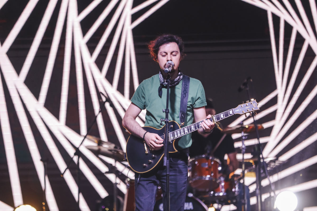 ԵՊՀ բոլոր շրջանավարտներին նվիրված տոնական միջոցառումն իրենց երաժշտական կատարումներով եզրափակեցին Արամ MP3-ն ու «Nemra» երաժշտական խումբը