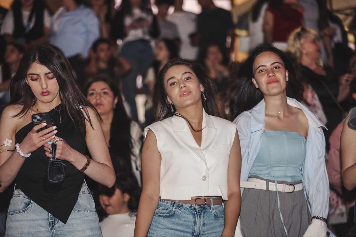 ԵՊՀ բոլոր շրջանավարտներին նվիրված տոնական միջոցառումն իրենց երաժշտական կատարումներով եզրափակեցին Արամ MP3-ն ու «Nemra» երաժշտական խումբը