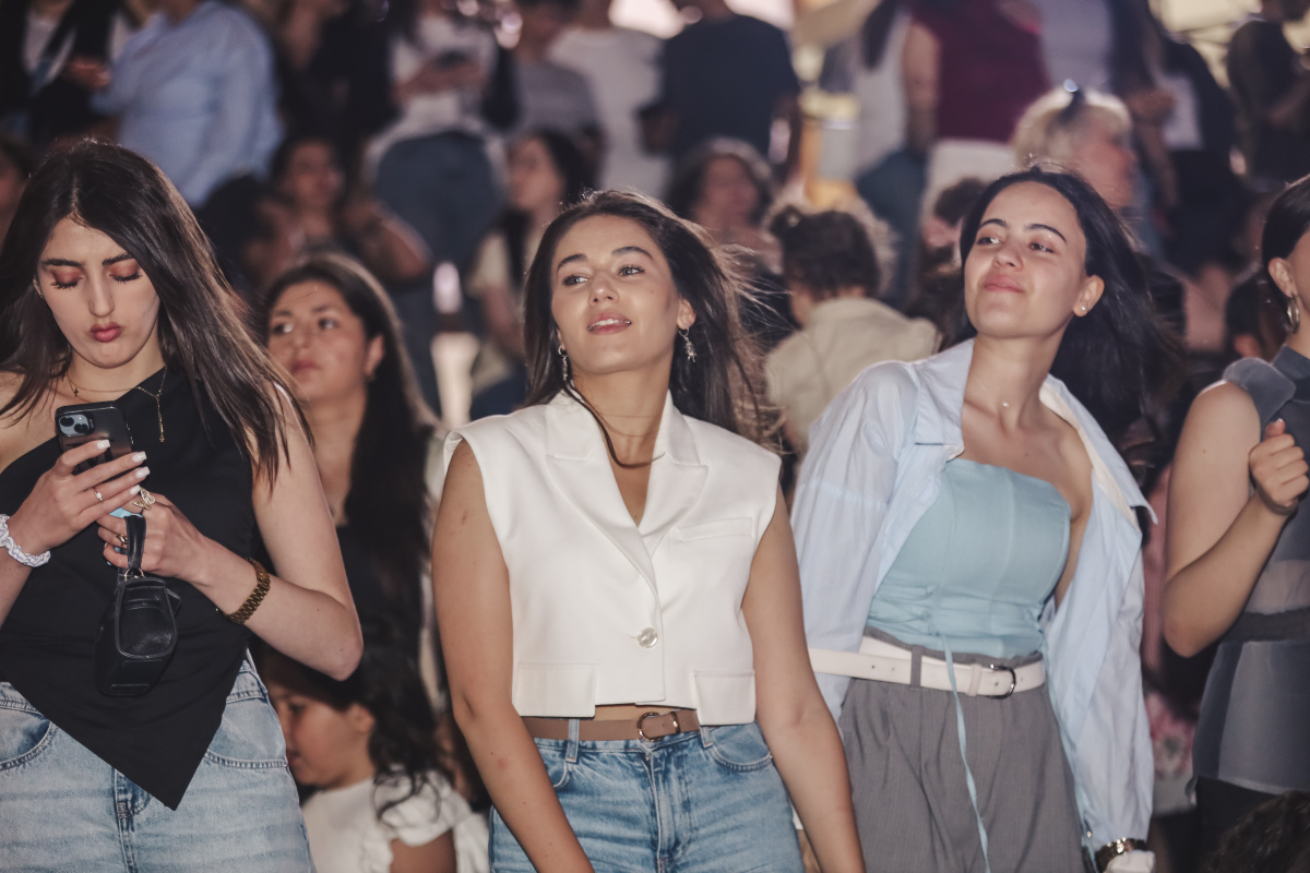 ԵՊՀ բոլոր շրջանավարտներին նվիրված տոնական միջոցառումն իրենց երաժշտական կատարումներով եզրափակեցին Արամ MP3-ն ու «Nemra» երաժշտական խումբը